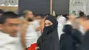Berfoto di depan Khabah dan di tengah padatnya jamaah, Ririn Ekawati tampil misterius dengan khimar. Dipadu dengan  hijab dan cadar berwarna hitam [@ririnekawati]