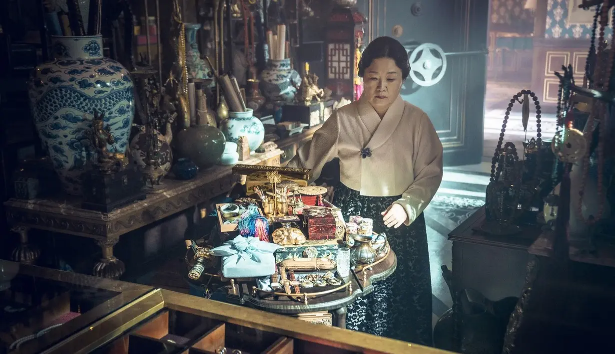 Kim Hae Sook berperan sebagai Nyonya Nawol, kepala pelayan yang dapat diandalkan di Rumah Giok Emas, dia memancarkan karisma hangat sebagai kepala pelayan yang cakap.
