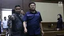 Advokat Lucas (tengah) bersiap menjalani sidang dakwaan di Pengadilan Tipikor, Jakarta, Rabu (7/11). Lucas didakwa menghalangi proses penyidikan KPK terhadap tersangka mantan petinggi Lippo Group, Eddy Sindoro. (Liputan6.com/Helmi Fithriansyah)