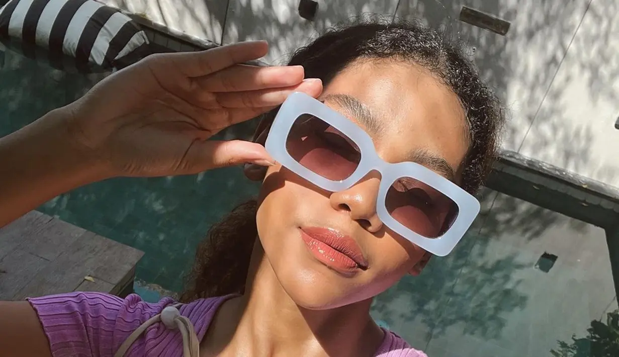 Pemeran Si Cemong ini memang tumbuh jadi aktris dengan penampilan hits. Saat pakai kacamata, banyak yang tak mengenali Zsa Zsa Utari karena penampilannya bak artis luar negeri. Penampilannya yang kece ini tuai atensi. (Liputan6.com/IG/zsazsautari)