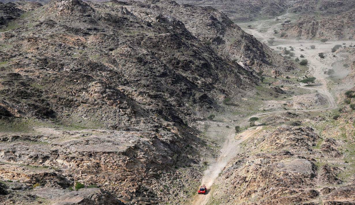 Pebalap Prancis, Carlos Sainz, saat beraksi di etape 1 Reli Dakar 2023 di Sea Camp, Arab Saudi, Minggu (1/1/2023). (AFP/Franck Fife)
