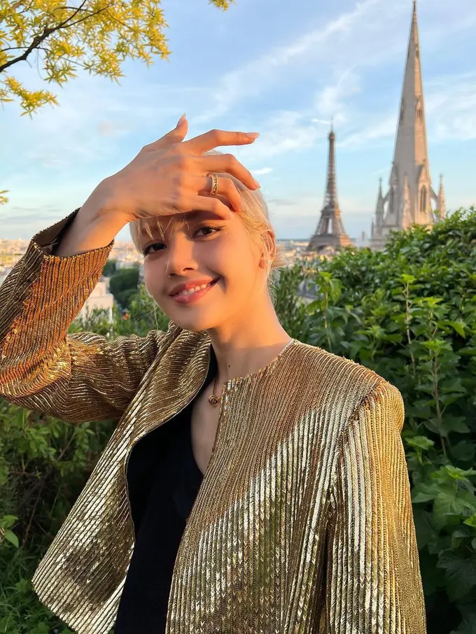 Penampilan Mahal Lisa BLACKPINK Saat Menikmati Paris dengan Busana Blink-Blink