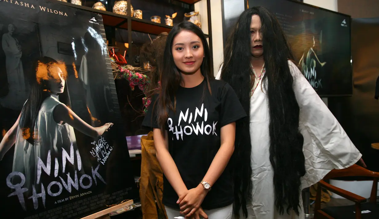 "Nadine itu sebatang kara, orangtuanya udah meninggal dan harus ngerawat adiknya. Terus dapat kabar neneknya meninggal. Nah konfliknya dimulai saat dia dapat surat petuah dari neneknya itu," ungkap Natasha Wilona, Kamis (11/1). (Nurwahyunan/Bintang.com)