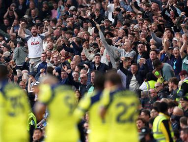 Perasaan bahagia tak mampu ditutupi para penggawa dan pendukung dari Tottenham Hotspurs setelah berahasil mentas dari zona degradasi Liga Inggris 2025/2026. (AFP/Adrian Dennis)