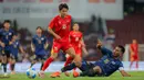 Duel antara pemain Timnas Vietnam U-22 dengan Thailand U-22 pada final cabang olahraga sepak bola putra SEA Games 2025 yang berlangsung di Stadion Rajamangala, Bangkok, Thailand, Kamis (18/12/2025). (Bola.com/Bagaskara Lazuardi)