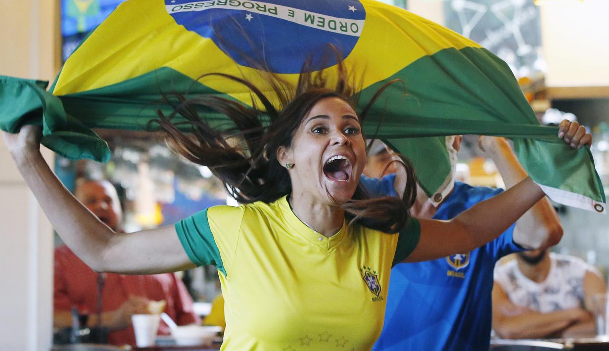 Fans cantik merayakan gol saat Brasil melawan Kosta Rika pada laga grup E Piala Dunia 2018 di Framingham, AS, (22/6/2018). Brasil menang 2-0. (AP/Michael Dwyer)
