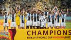Timnas Jerman U-17 merayakan kemenangan atas Timnas Prancis U-17 pada pertandingan final Piala Dunia U-17 2023 di Stadion Manahan, Solo, Jawa Tengah, Indonesia, Sabtu (2/12/2023). Jerman merebut gelar juara Piala Dunia U-17 2023 usai mengalahkan Prancis. (AP Photo/Achmad Ibrahim)