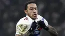 Penyerang Lyon, Memphis Depay melakukan selebrasi usai mencetak gol ke gawang PSG pada lanjutan Liga Prancis di stadion Grupama, Decines-Charpieu (21/1). Lyon menang 2-1 atas PSG. (AFP Photo/Jeff Pachoud)