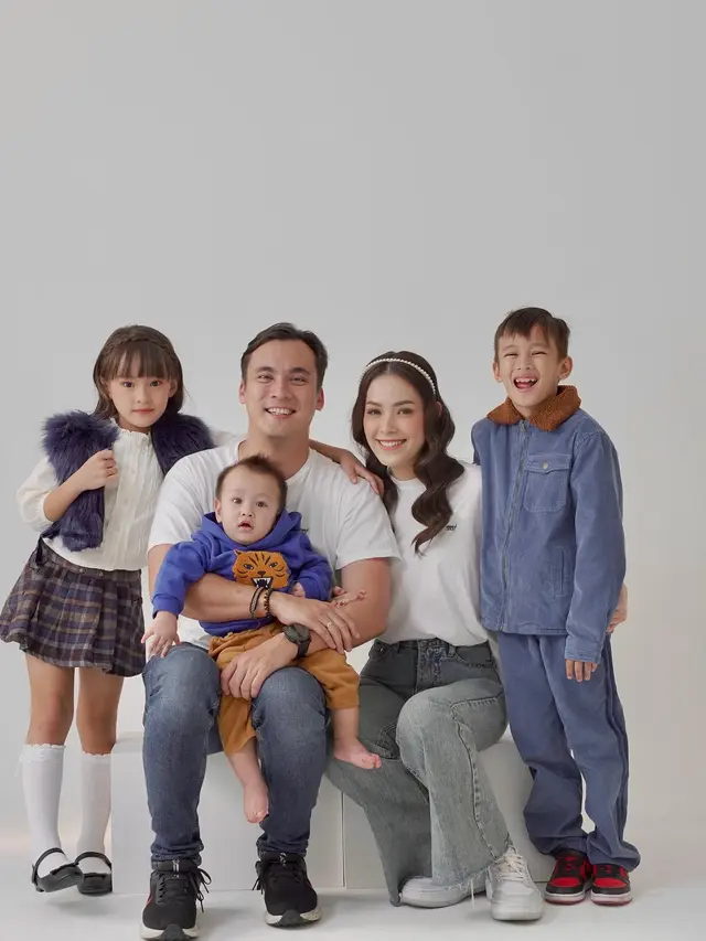 7 Pemotretan Keluarga Rendy Kjaernett dan Lady Nayoan Ini Tampil Kompak