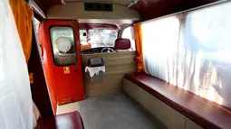 Tampak kondisi angkot ber AC yang resmi diluncurkan Menhub di Monas, Jakarta, Sabtu (1/7). Uber dan Go-Jek mendukung program pemerintah tingkatkan layanan transportasi umum dengan memfasilitasi pemasangan pendingin AC. (Liputan6.com)
