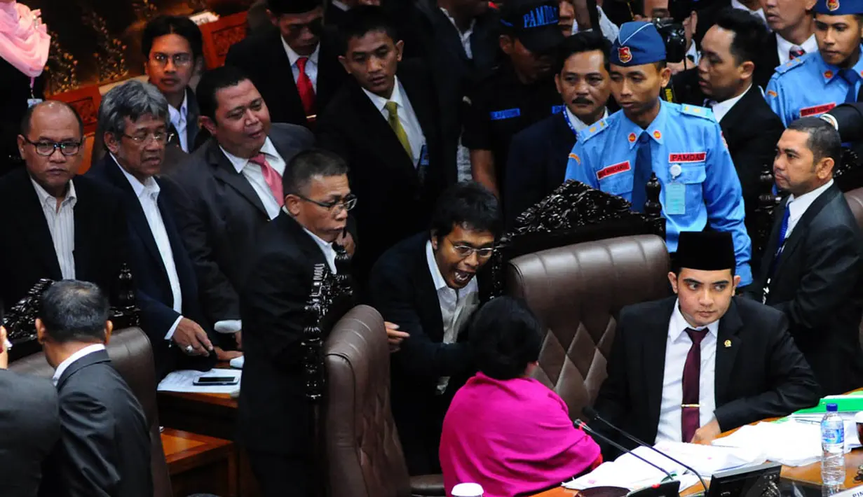 Sidang Paripurna DPR untuk menentukan struktur organisasi DPR baru periode 2014-2019 berlangsung rusuh, Jakarta, (2/10/14). (Liputan6.com/Andrian M Tunay)