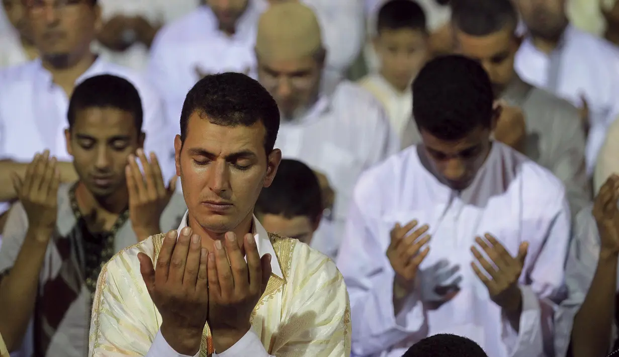 Umat muslim saat memanjatkan doa di sebuah masjid di Sale, Maroko, Selasa (14/7/2015). Setiap malam Lailatul Qadar, beberapa masjid di Maroko dipenuhi para umat muslim. (REUTERS / Stringer)