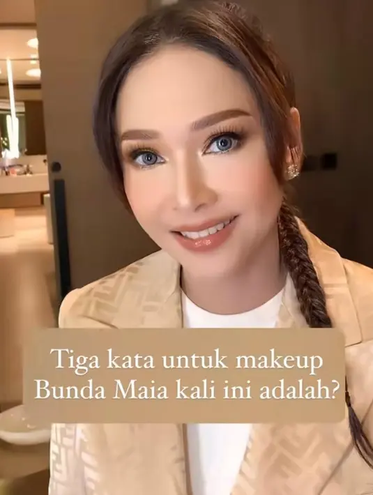 Kali ini, wajah musisi 47 tahun itu dirias oleh MUA Dean Sadudin dengan riasan bergaya soft glam look. [@dean_818/maiaestiantyreal]