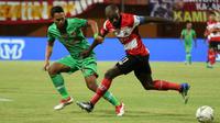 Duel Wasyiat Hasbullah (Kalteng Putra) melawan striker Madura United, Greg Nwokolo, di Stadion Gelora Madura, Pamekasan (1/9/2019). (Bola.com/Aditya Wany)