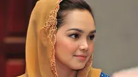 Siti Nurhaliza teramat sedih dengan tragedi MH-17 dan dalah kecelakaan tersebut banyak penggemar Siti yang menjadi korban.