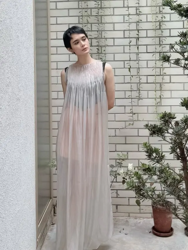 Renata Kusmanto saat Mengenakan Busana dari Desainer Indonesia,