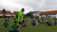 Mario Gomez, saat memimpin sesi latihan Persib di Jepara, Selasa (6/2/2018). (Bola.com/Erwin Snaz)
