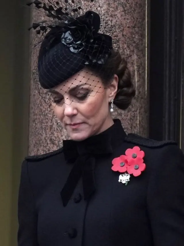 Tampil Dua Hari Berturut-Turut, Kate Middleton Tampikan Pesona Berbeda dengan Gaun Hitam