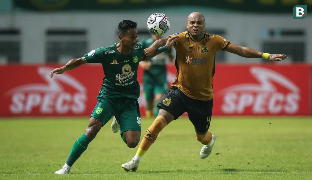 <p>Pemain Persebaya Surabaya, Muhammad Hidayat (kiri) berebut bola dengan pemain Bhayangkara FC, Anderson Salles dalam laga pekan ke-3 BRI Liga 1 2022/2023 antara Bhayangkara FC melawan Persebaya Surabaya di Stadion Wibawa Mukti, Cikarang, Minggu (7/8/2022) malam WIB. (Bola.com/Bagaskara Lazuardi)</p>
