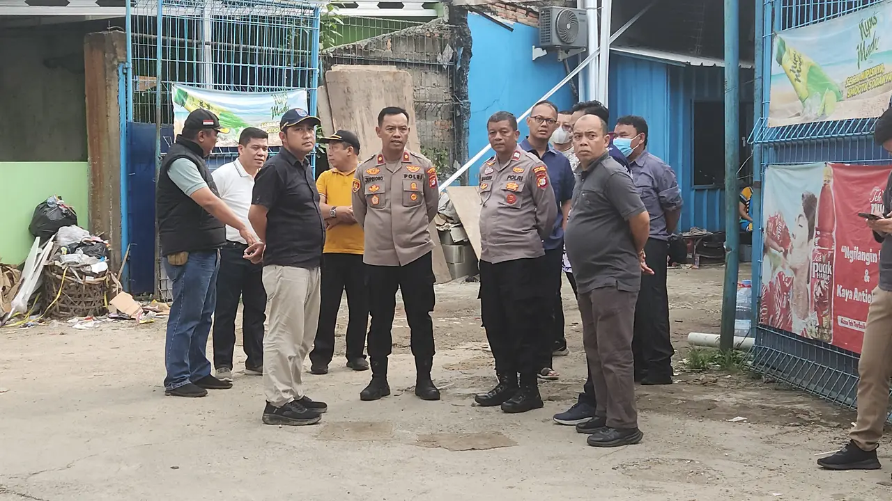 Wakil Wali Kota Depok, Chandra Rahmansyah bersama jajaran Polsek Cimanggis saat melihat lokasi mobil polisi yang dibakar massa, Cimanggis, Depok. (Liputan6.com/Dicky Agung Prihanto)