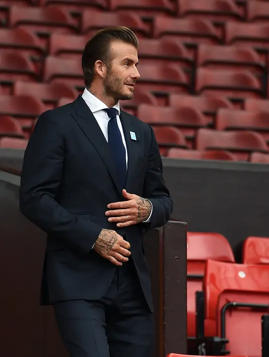 David Beckham menjahit baju boneka berwarna pink demi permintaan Harper. David tahu Harper sangat menyukai warna pink dan boneka. (AFP/Bintang.com)