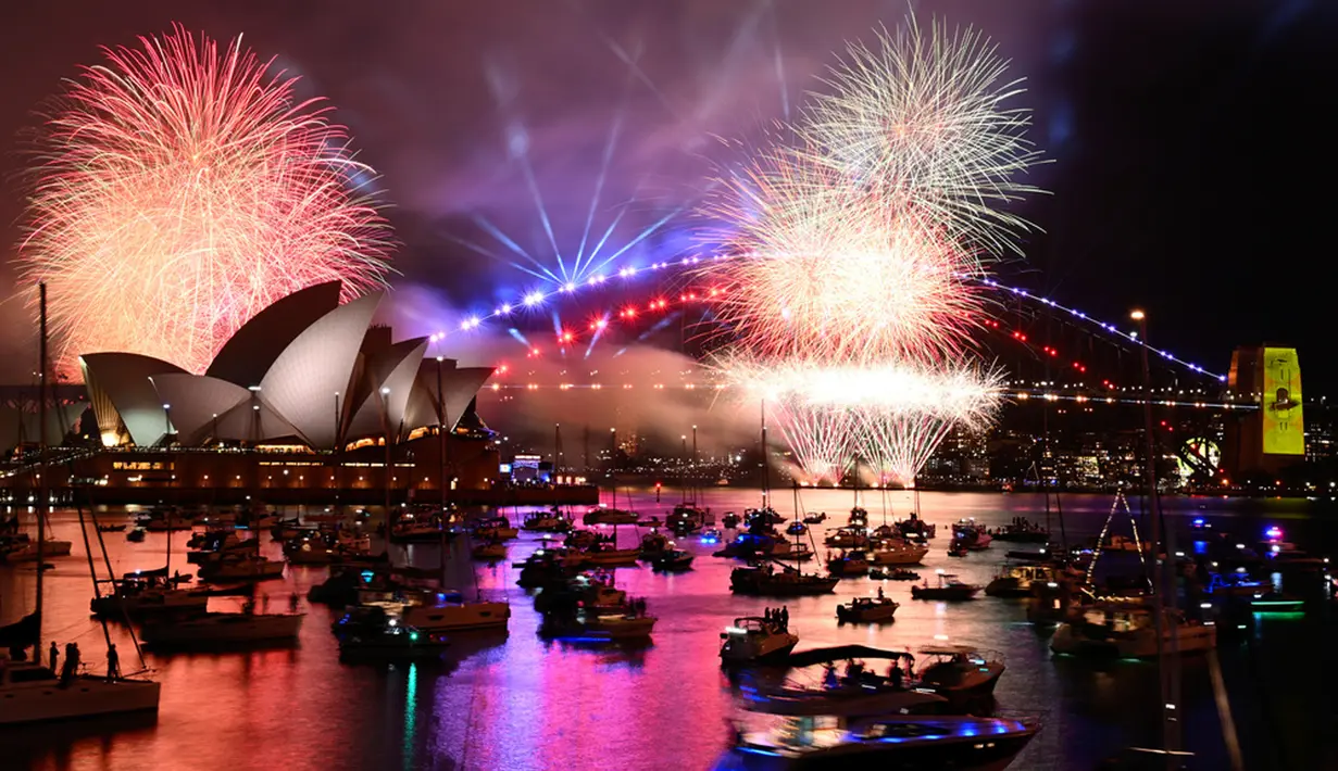 Kembang api meledak di Pelabuhan Sydney saat perayaan Malam Tahun Baru berlangsung di Sydney, Australia, Minggu (31/12/2023). (Dan Himbrechts/AAP Image via AP)