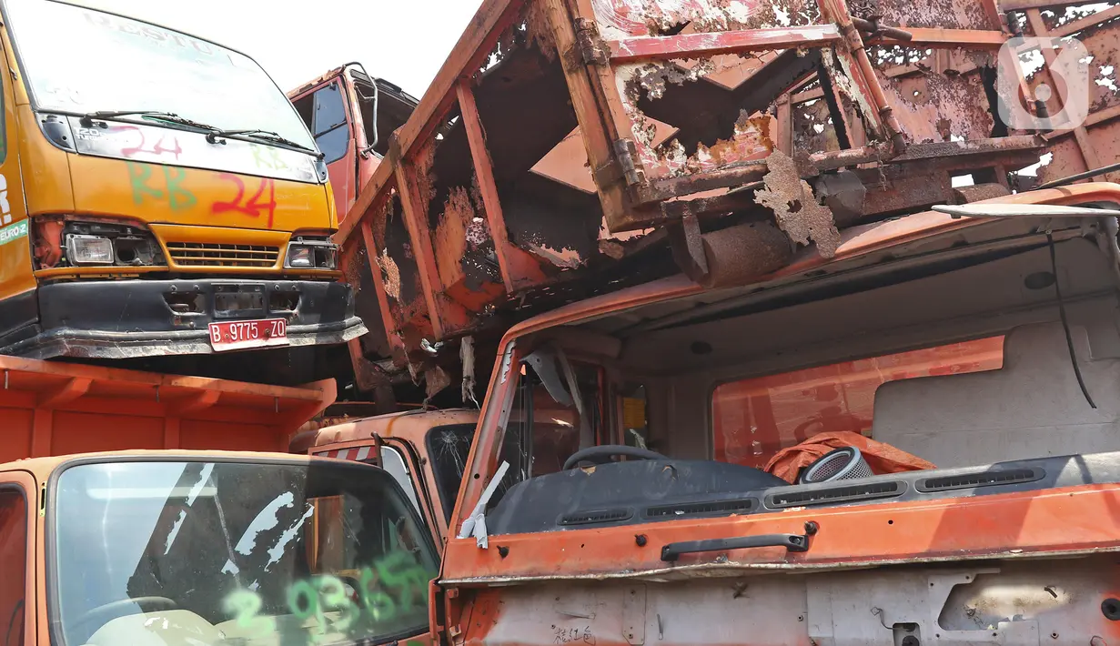 Tumpukan bangkai kendaraan dinas di Kantor Dinas Lingkungan Hidup DKI, Kramat Jati, Jakarta, Rabu (4/11/2020). Menurut petugas, puluhan kendaraan yang terparkir dan menjadi bangkai di area parkir belakang kantor tersebut tengah didata dan dipersiapkan untuk pelelangan. (Liputan6.com/Herman Zakharia)