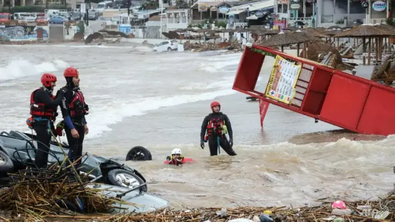 Banjir bandang yang disebabkan oleh hujan lebat melanda Pulau Kreta, Yunani selatan, pada 15 Oktober 2022. Petugas penyelamat melakukan pencarian di sepanjang pantai resor populer Agia Pelagia. (AFP)