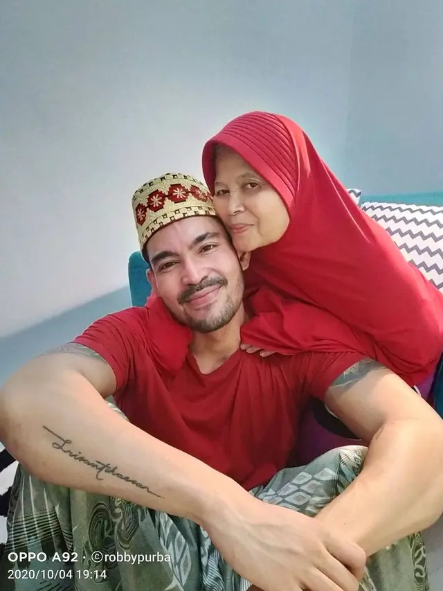 7 Potret Kebersamaan Robby Purba dengan Ibunda yang Sering Dipuji Netizen