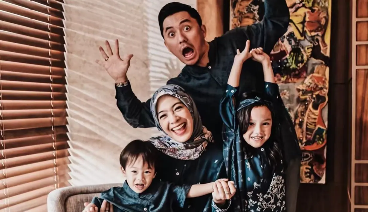 Sebelum mereka memutuskan untuk menikah, Omesh dan Dian Ayu telah berpacaran terlebih dahulu selama 3 tahun. Dan kini mereka telah hidup bahagia dengan kedua anaknya. Bahkan keluarga kecil ini selalu tampak harmonis satu sama lain.(Liputan6.com/IG/@omeshomesh)