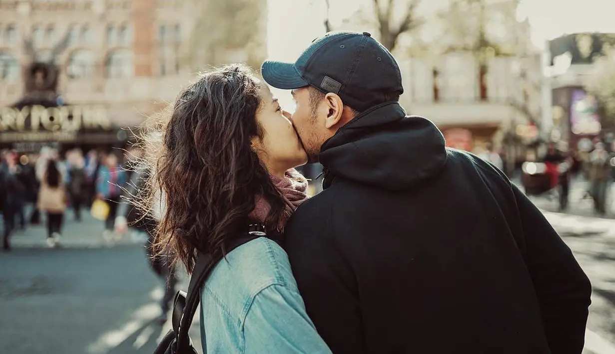 Pasangan aktor dan aktris itu baru saja berjalan sekitar dua bulan. Belum lama ini beredar kabar bahwa Putri sedang hamil empat bulan. Kabar itu beredar saat Putri mengenakan sweater cokelat dan perutnya terlihat besar. (Instagram/putrimarino)