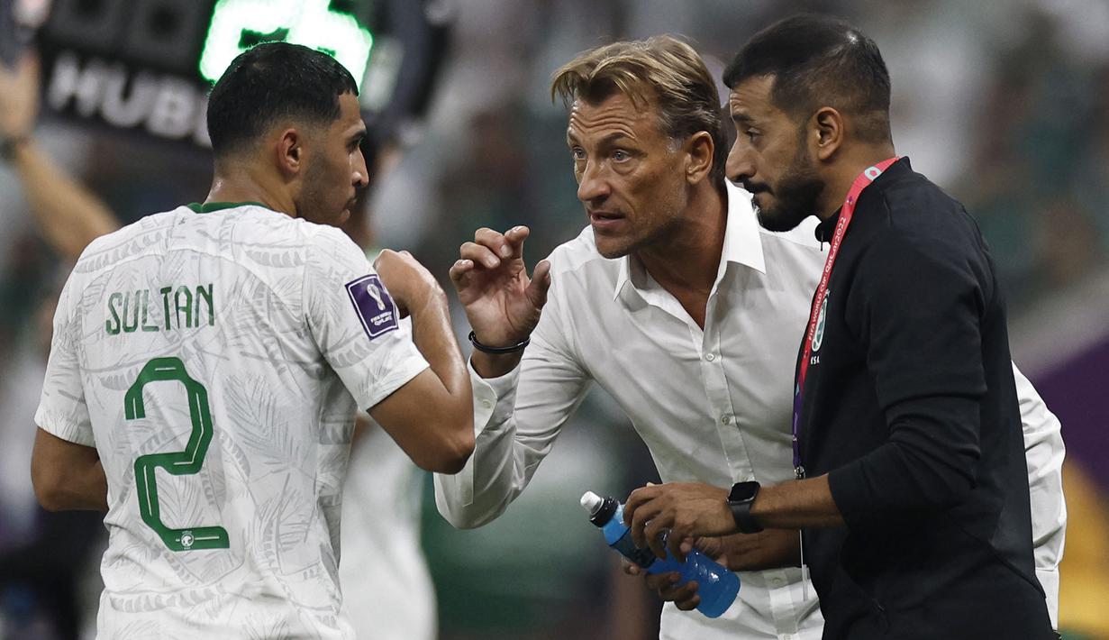 Timnas Arab Saudi di tangan Herve Renard sempat memberikan kejutan di laga pertama Grup C Piala Dunia 2022 setelah sukses mengalahkan tim unggulan Argentina dengan skor 2-1. Namun, mereka gagal meneruskan sihirnya di dua laga berikutnya. Renard diketahui mendapatkan gaji 2 juta pound sterling atau Rp37 miliar per tahun untuk menangani skuad The Falcons. (AFP/Khaled Desouki)
