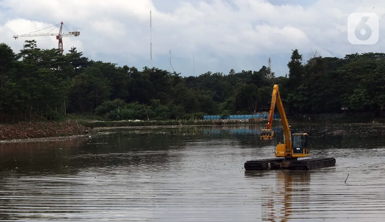 Petugas menggunakan alat berat jenis Eksavator Amphibi melakukan aktivitas pengerukan di area Situ Pengarengan, Depok, Jawa Barat, Selasa (12/1/2021). Pengerukan dilakukan untuk menjaga kedalaman setu terlebih di musim penghujan. (Liputan6.com/Helmi Fithriansyah)