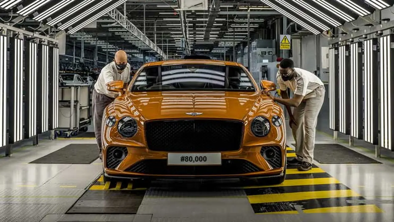 Bentley rayakan produksi Continental GT ke-8000 (carscoops)