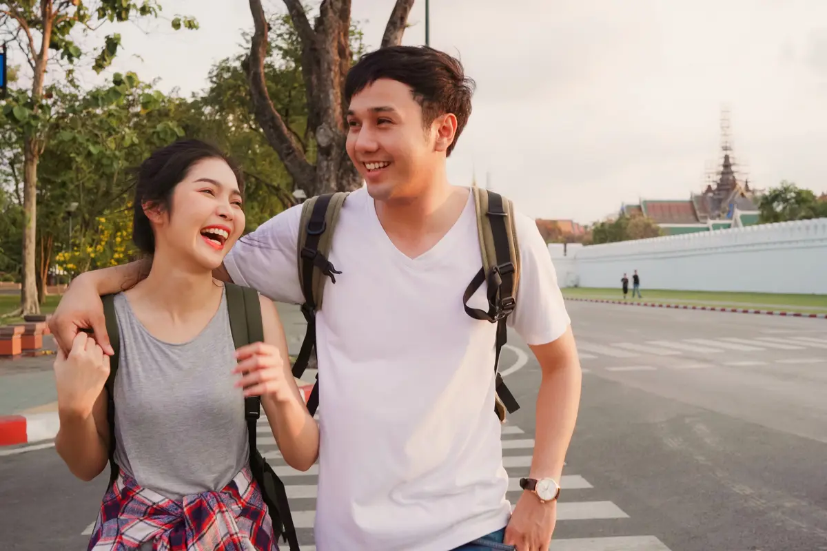 perempuan dan pasangan 4 juli travel