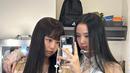 Jennie (kiri) dan Jisoo (kanan) saat mirror selfie di belakang panggung. Gaya rambut keduanya berbanding terbalik, Jennie yang menutup jidatnya dengan poni barunya, sedangkan Jisoo membiarkan jidatnya tanpa poni. (Instagram/@jennierubyjane)