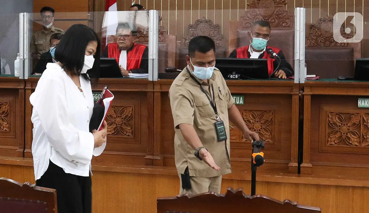 Putri Candrawathi menghadiri sidang perdana yang beragendakan pembacaan dakwaan terkait pembunuhan Brigadir Yosua Hutabarat atau Brigadir J di Pengadilan Negeri Jakarta Selatan, Senin (17/10/2022). Liputan6.com/Herman Zakharia