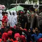 Polisi mengamankan aksi ratusan buruh dari FSMPI dan Perwakilan Daerah KSPI terlibat saling dorong dengan polisi di depan Balai Kota DKI Jakarta, Senin (29/11/2021). Buruh menuntut Gubernur DKI Jakarta Anies Baswedan membatalkan Upah Minimum Provinsi (UMP) Jakarta 2022. (Liputan6.com/Faizal Fanani)