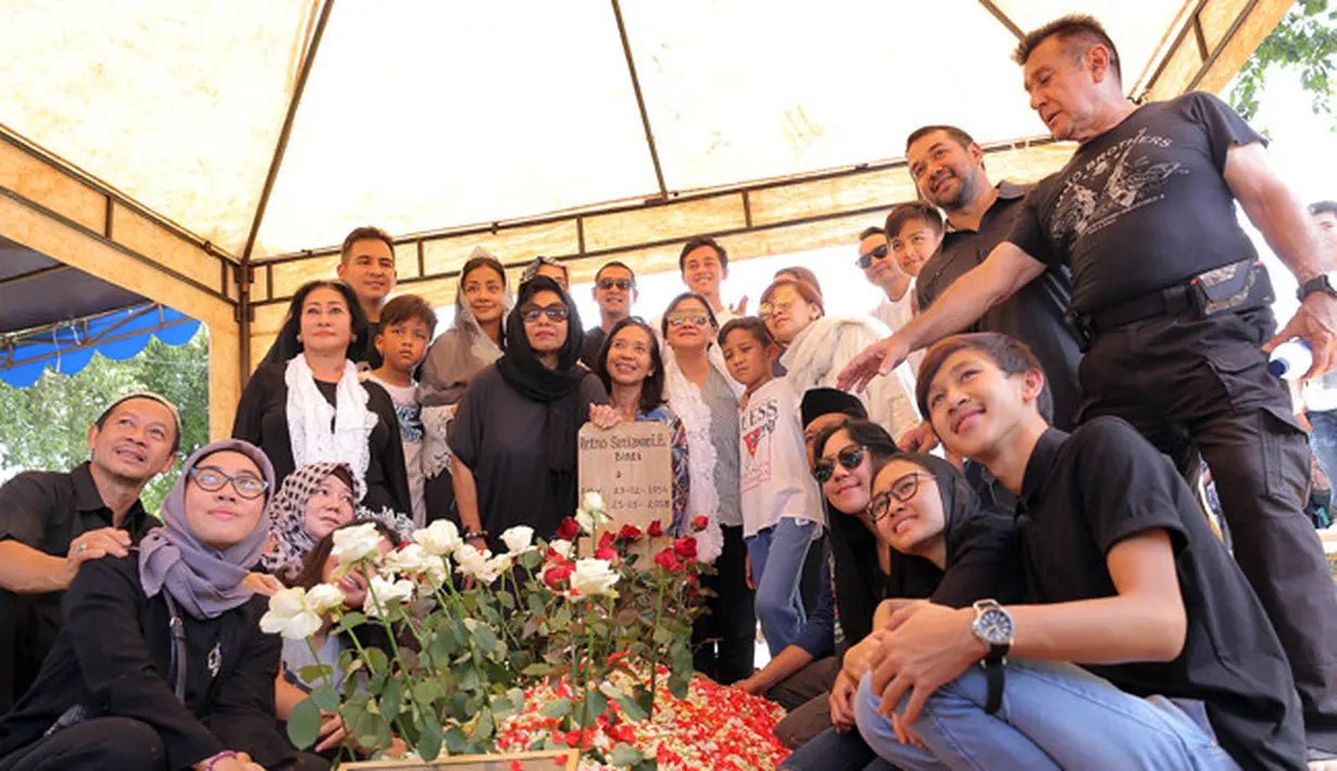 Selama dirawat, Amara dan Frans selalu menemani almahrumah di rumah sakit. Frans mengaku tak mendapat pesan khusus yang diberikan ibu mertuanya sebelum menghembuskan napas terakhir. (Deki Prayoga/Bintang.com)