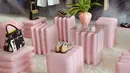 Humberto Leon juga menugaskan seniman Aranza Garcia dari Chuch Estudio di Merida, Meksiko, untuk membuat serangkaian kursi keramik merah muda, yang ia posisikan di seluruh ruangan dalam kelompok sembilan. [Dok/ToryBurch]