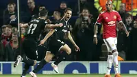 Striker Sevilla, Wissam Ben Yedder, melakukan selebrasi usai mencetak gol ke gawang Manchester United pada laga Liga Champions di Stadion Old Trafford, Selasa (13/3/2018). Manchester United takluk 1-2 dari Sevilla. (AP/Martin Rickett)