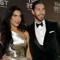 Bek Real Madrid asal Spanyol, Sergio Ramos bersama istrinya Pilar Rubio berpose saat menghadiri penghargaan sepak bola FIFA Terbaik, di teater La Scala Milan, Italia utara (23/9/2019). (AP Photo/Luca Bruno)