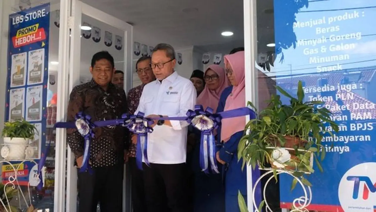 Menteri Perdagangan Zulkifli Hasan  meresmikan Limau Bendi School (LBS) Store dan Kantin Sehat di Kompleks Sekolah Muhammadiyah, Kebayoran Baru, Jakarta Selatan, pada Selasa (1/8/2023). (Dok Kemendag)