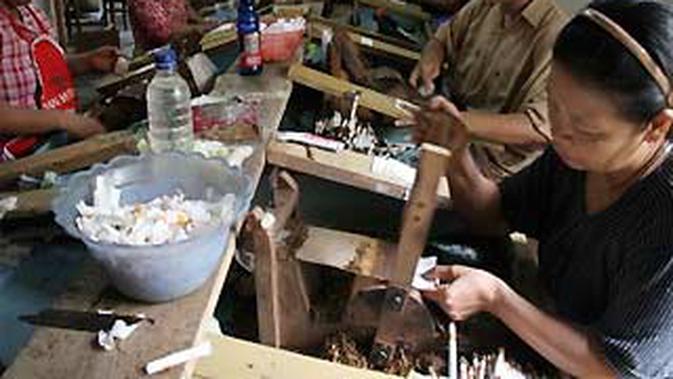 Proses pelintingan sigaret kretek tangan (SKT) di sebuah industri rokok di Kediri, Jatim. Saat ini tinggal 75 industri rokok yang bertahan akibat tarif cukai tembakau naik setiap tahunnya. (Antara)