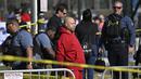 Seorang terduga diamankan saat tragedi penembakan di parade kemenangan Kansas City Chiefs setelah memenangkan Super Bowl LVIII di Kansas City, Missouri, Amerika Serikat, Rabu (14/02/2024) waktu setempat. Sebanyak 21 orang terluka dan satu orang meninggal dunia akibat teror tersebut. (AFP/Andrew Caballero-Reynolds)