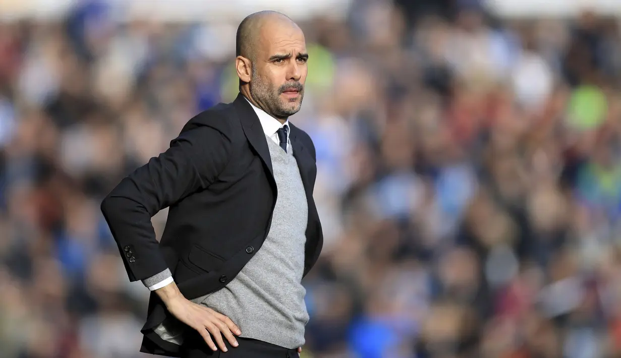 Pelatih Manchester City, Pep Guardiola saat menyaksikan laga timnya melawan Huddersfield Town pada putran kelima Piala FA di John Smith's Stadium, Huddersfield, (18/2/2017). (Mike Egerton/PA via AP)