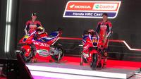 Joan Mir (kiri) dan Luca Marini saat presentasi Tim Honda Racing untuk MotoGP 2025&nbsp;Astra Honda Motor Safety Riding and Training Center (AHM-SRTC) Deltamas, Cikarang, Bekasi pada Sabtu (1/2/2025) sore WIB. (Liputan6.com/Melinda Indrasari)