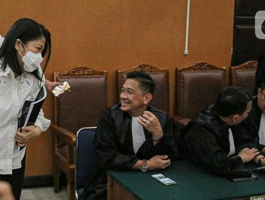 Terdakwa kasus pembunuhan berencana Brigadir Yosua Hutabarat, Putri Candrawathi tiba untuk menjalani sidang lanjutan di Pengadilan Negeri Jakarta Selatan, Jakarta, Kamis (2/2/2023). Sidang tersebut beragendakan pembacaan duplik oleh penasihat hukum terdakwa. (Liputan6.com/Faizal Fanani)