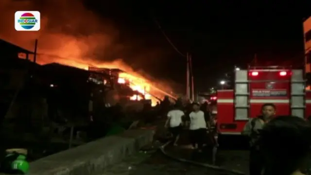 Belasan rumah semi permanen di Gambir ludes terbakar.  Si jago merah juga melalap habis dua rumah dan satu toko gas di Duren Sawit. 