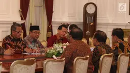Ketua BPK, Moermahadi Soerja Djanegara dan jajarannya menemui Presiden Joko Widodo (Jokowi) di Istana Merdeka, Jakarta, Kamis (5/4). Kedatangan BPK untuk menyampaikan Ikhtisar Hasil Pemeriksaan Semester (IHPS) II Tahun 2017. (Liputan6.com/Angga Yuniar)
